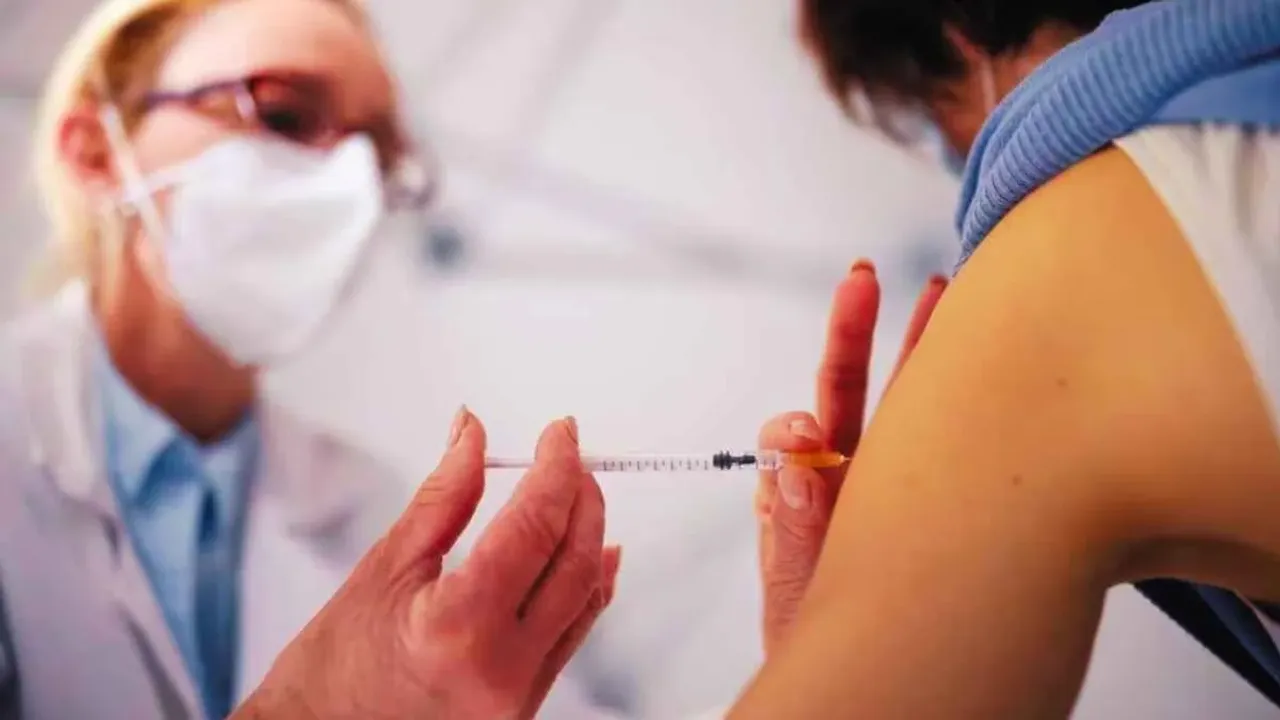 COVID Vaccine: వార్నీ.. 217 సార్లు కరోనా టీకా వేయించుకున్నాడు.. చివరికి