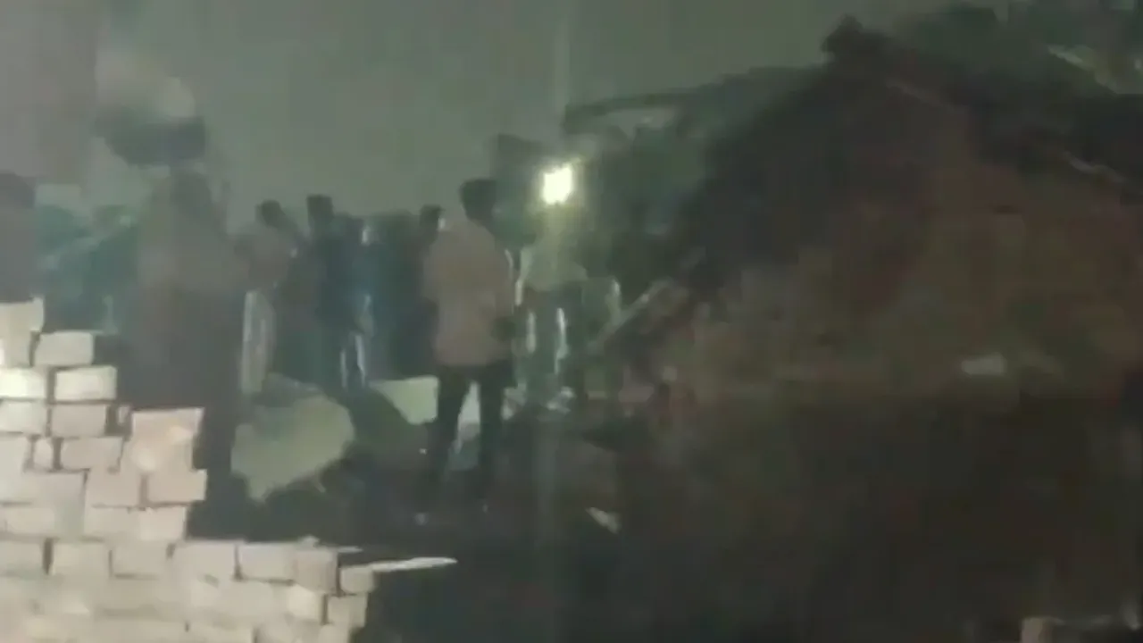 Building Collapsed: కుప్పకూలిన 5 అంతస్తుల భవనం...ఇద్దరు మృతి.. శిథిలాల కింద ఇంకా!