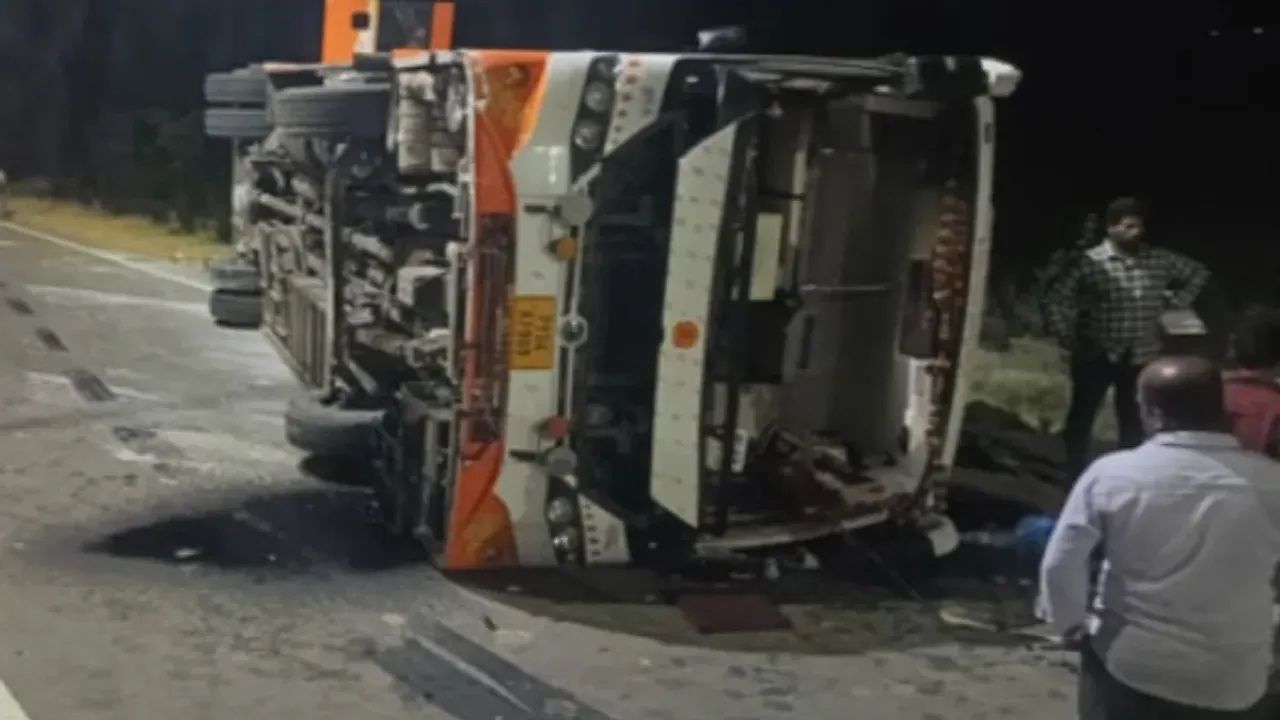 Bus Accident : ఖమ్మంలో బస్సు బోల్తా...15 మంది ప్రయాణికులు!