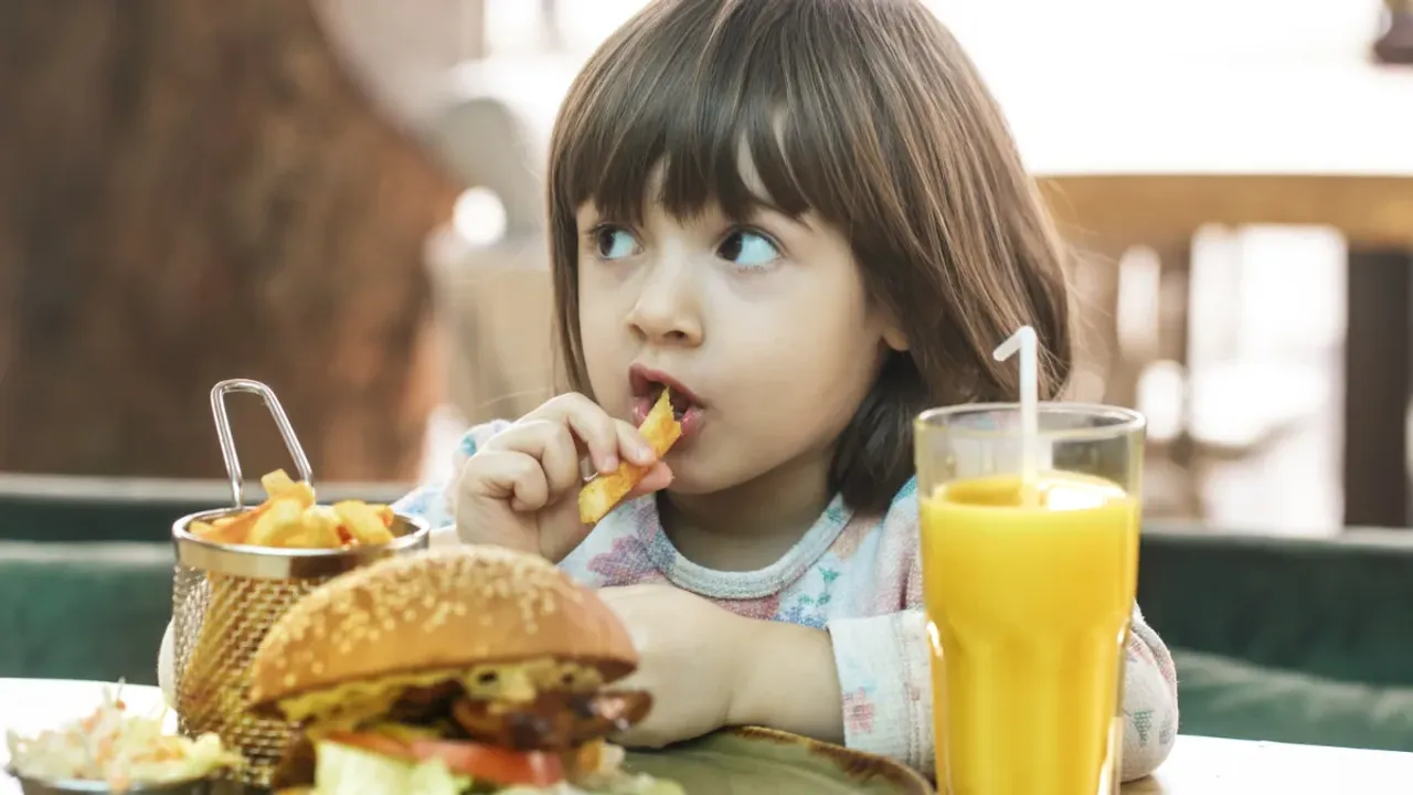 Kids Junk Food : మీ పిల్లలు జంక్‌ ఫుడ్‌ ఎక్కువగా తింటున్నారా?..ఇలా మానిపించండి