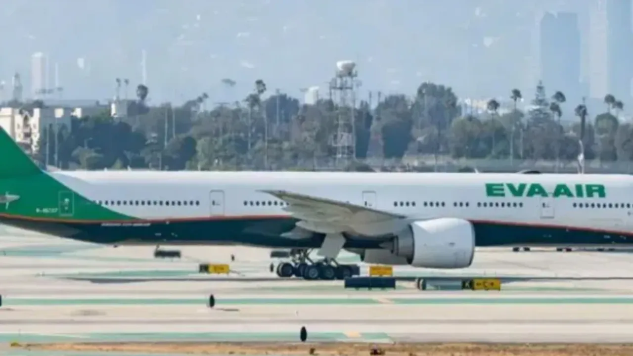 Flight: విమానంలో ప్రయాణికుడు ఆత్మహత్యయత్నం..ఎమర్జెన్సీ ల్యాండింగ్‌!