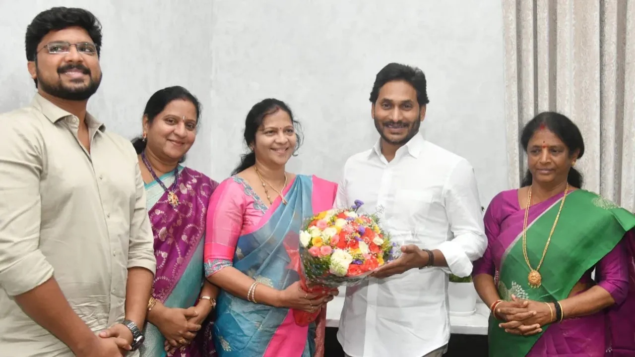 YCP: పిఠాపురంలో పవన్ కు షాక్.. వైసీపీలో చేరిన మాజీ ఇంఛార్జి శేషుకుమారి