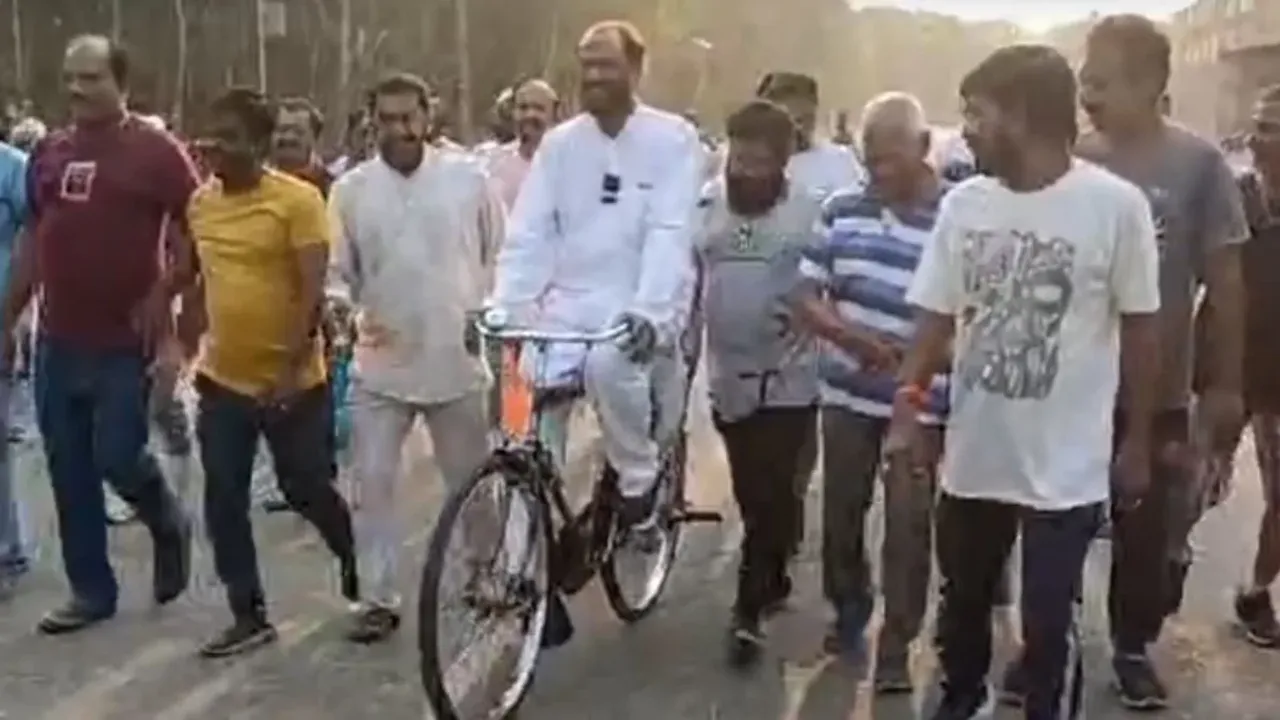 Janasena:సైకిల్ ఎక్కిన జనసేన అభ్యర్థి కొణతాల రామకృష్ణ