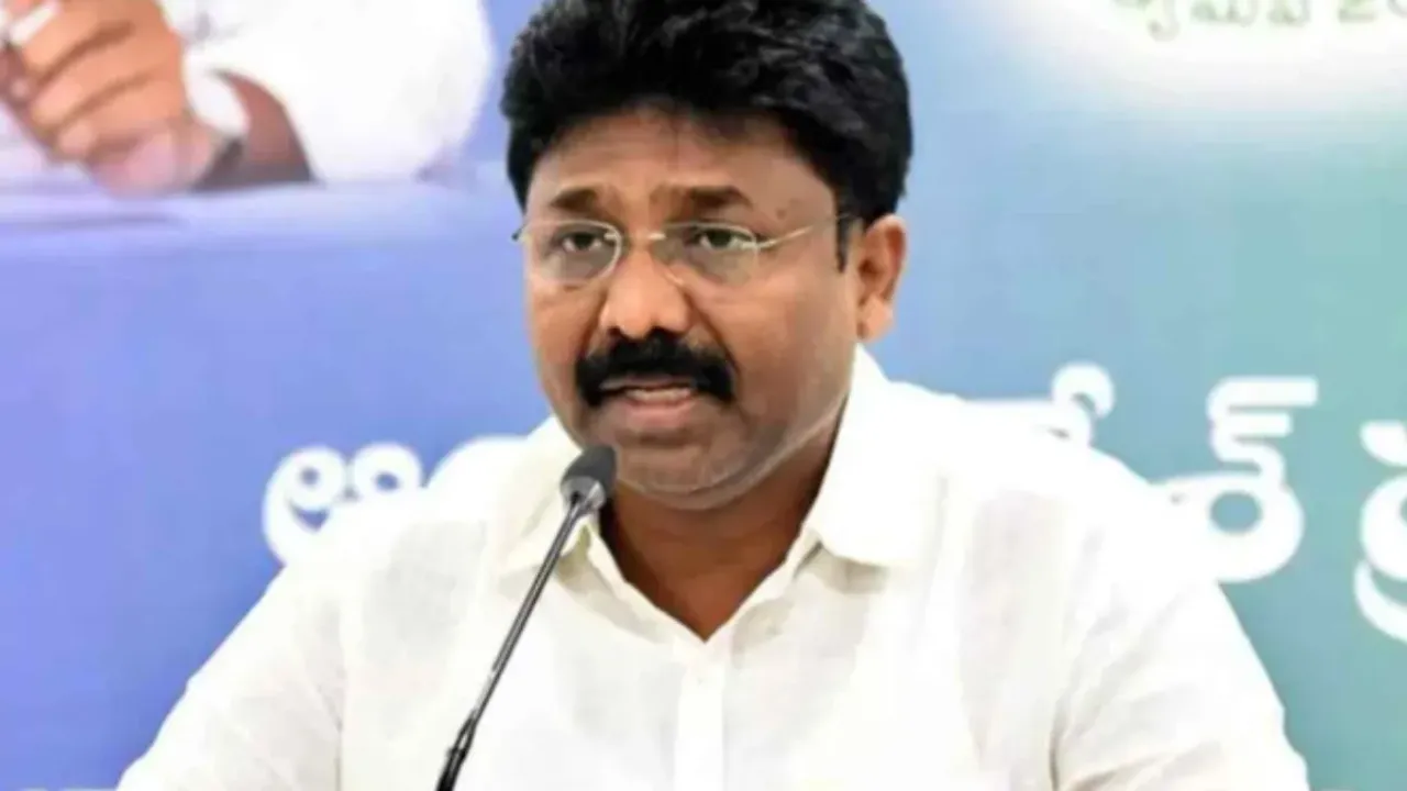 Breaking : ఏపీ మంత్రి ఆదిమూలపు సురేష్‌ కాన్వాయ్ ఎస్కార్ట్‌ వాహనం ఢీకొని ఒకరి మృతి!