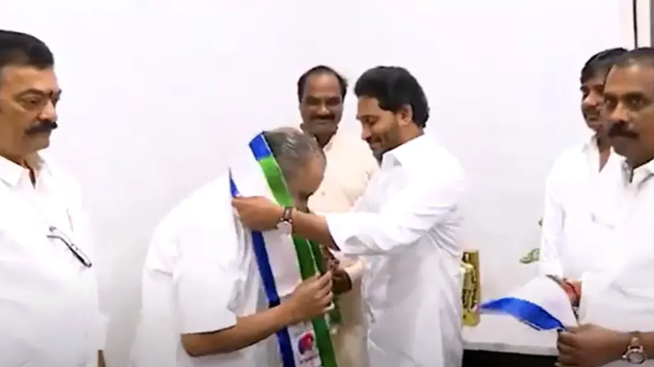 Mudragada : జగన్‌ సమక్షంలో వైసీపీలో చేరిన ముద్రగడ, ఆయన కుమారుడు!