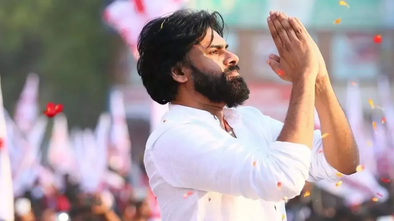 Pawan Kalyan పవన్ కళ్యాణ్‌పై రాయితో దాడి