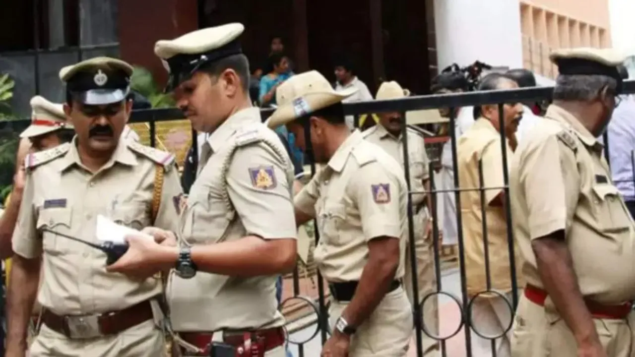 Crime News: బెంగళూరులోని ఓ స్కూల్ సమీపంలో పేలుడు పదార్థాలు..!