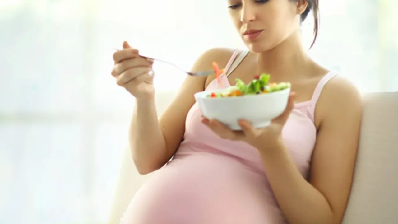 Pregnancy Tips : గర్భవతిగా ఉన్నప్పుడు ఏం తినాలి.. ఏం తినకూడదు అంటే!