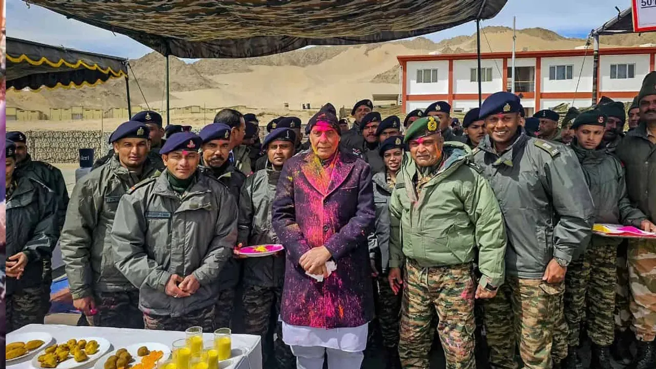 Rajnath Singh: సైనికులతో కలిసి హోలీ వేడుకలు జరుపుకున్న రాజ్‌నాథ్‌ సింగ్..