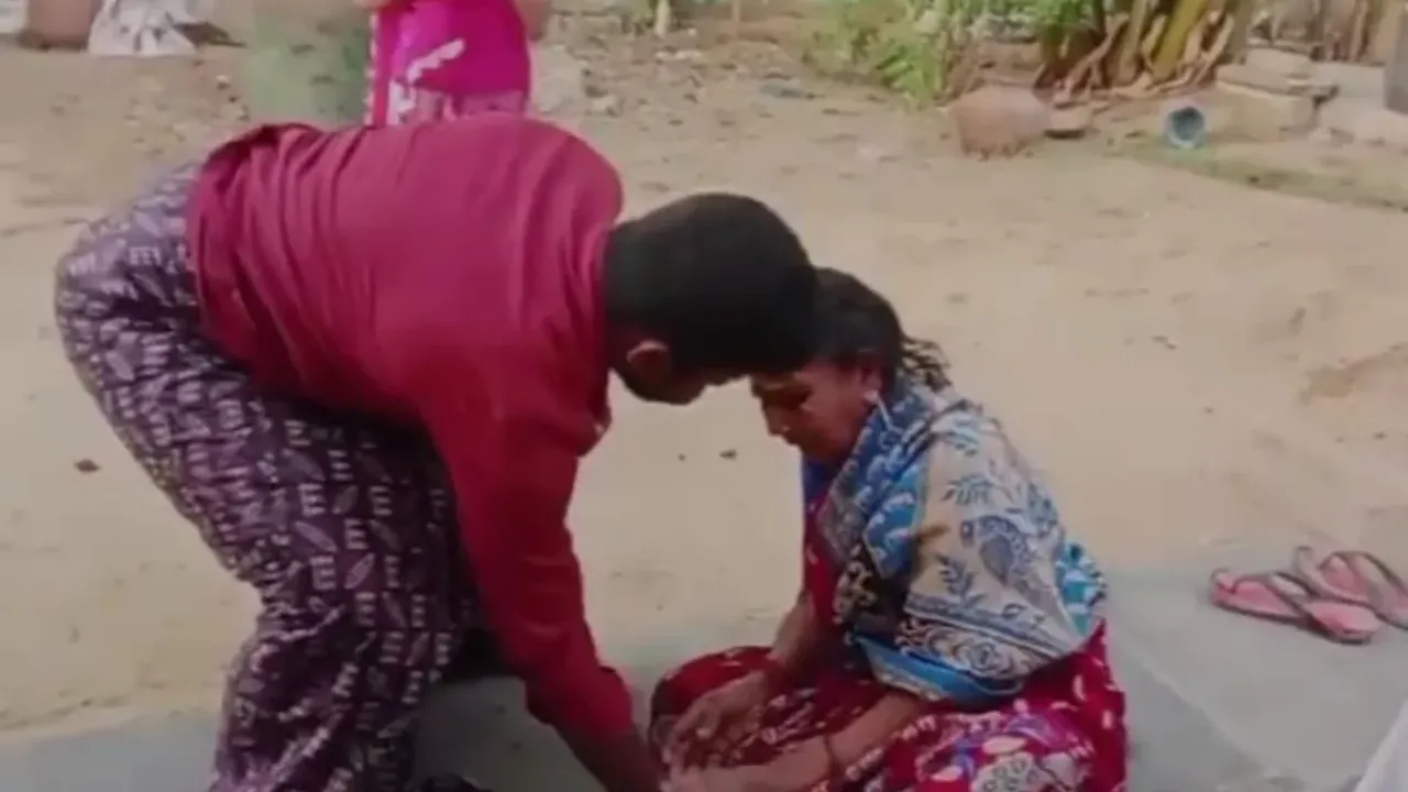 Crime News: తల్లిదండ్రులపై మృగంలా ప్రవర్తించిన కొడుకు.. కన్నతల్లి గుండెలపై తన్ని..