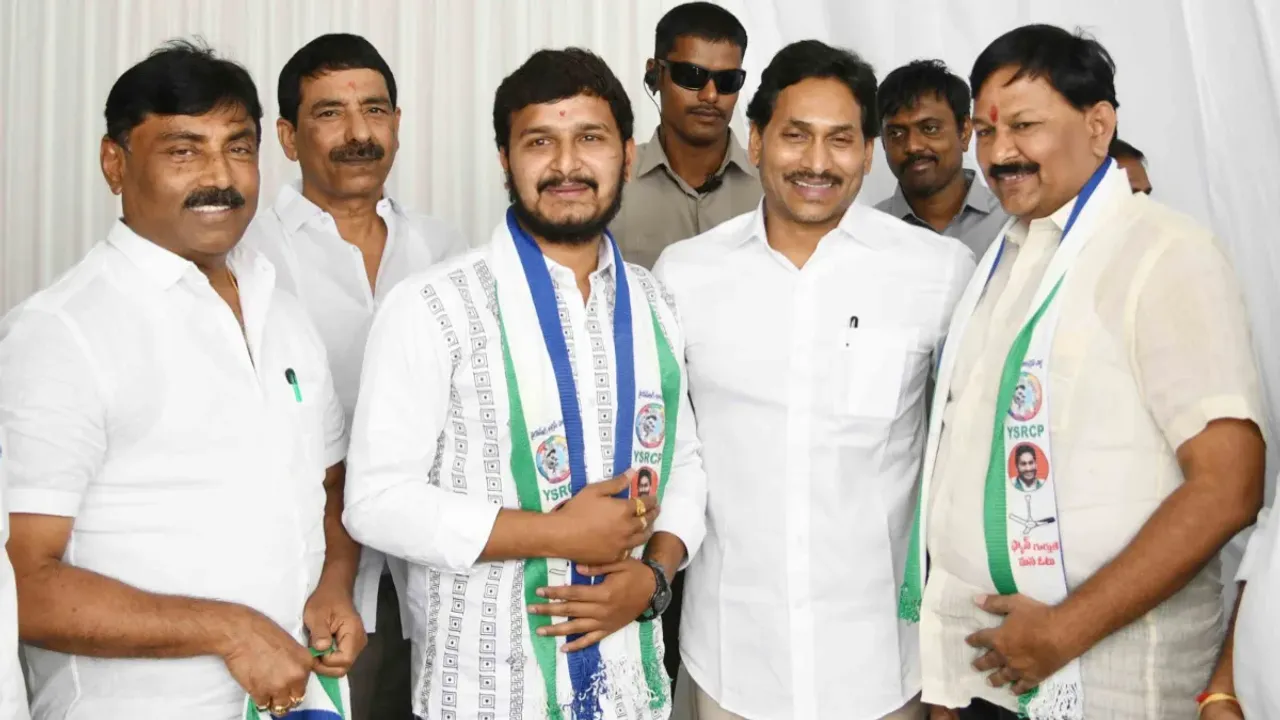 TDP-YCP: టీడీపీకి షాక్.. వైసీపీ తీర్థం పుచ్చుకున్న తండ్రీ తనయుడు