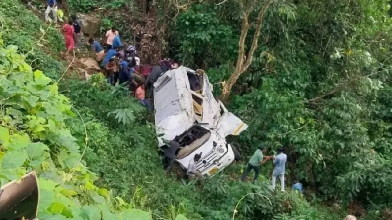Accident : ఘోర రోడ్డు ప్రమాదం... లోయలో పడిన టెంపో.. ముగ్గురు మృతి..!