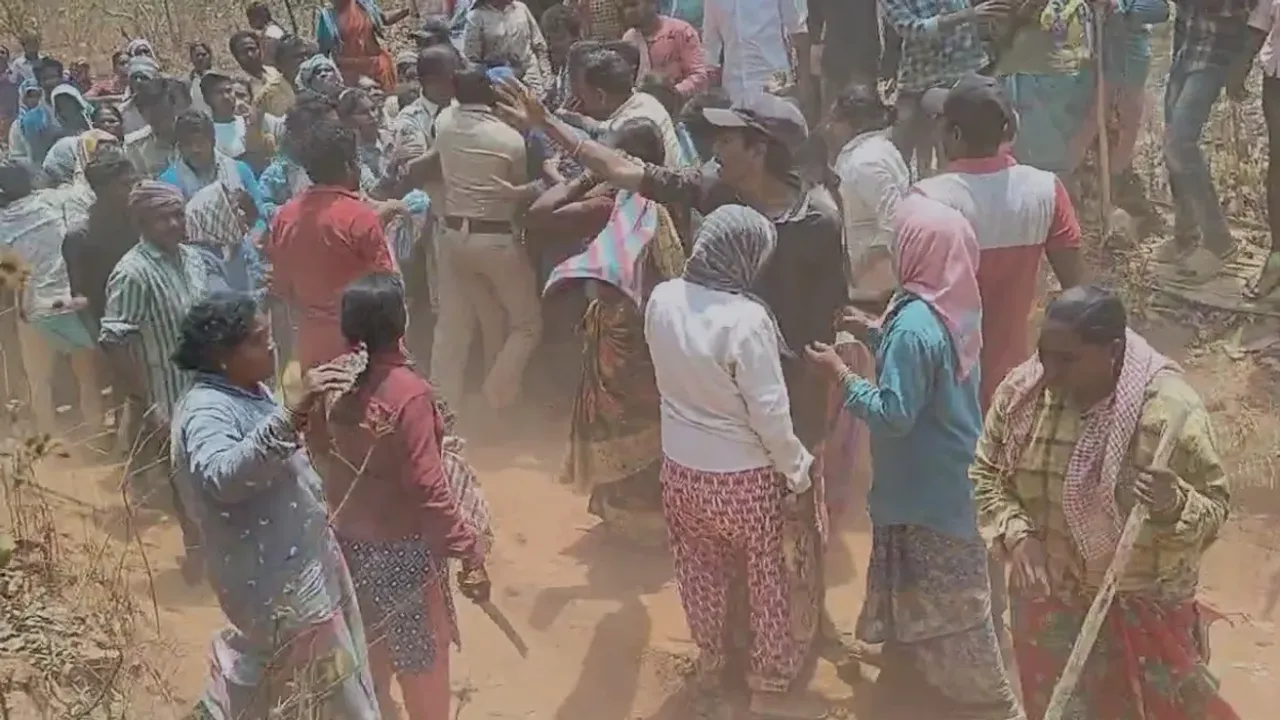 Tribals vs Police Fight : సత్తుపల్లిలో పోలీసులపై గిరిజనులు దాడి..సీఐ కిరణ్‌ను కర్రలతో ఎలా కొట్టారో చూడండి!