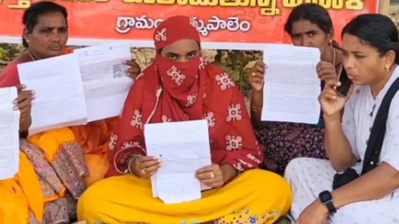 Eluru: భర్తతో కాపురం చేయనివ్వకుండా అడ్డుకుంటున్నారని వివాహిత నిరసన దీక్ష..!