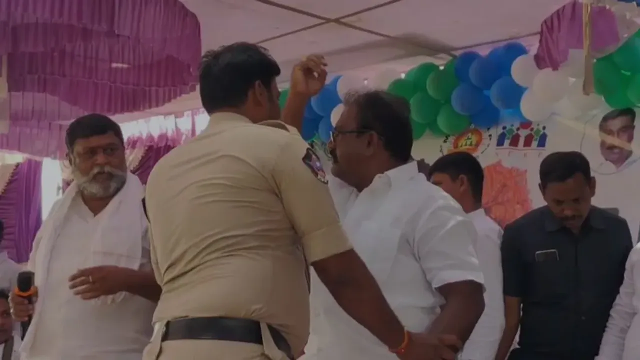 Ananthapuram:  పామిడి వైసీపీలో భగ్గుమన్న వర్గ విభేదాలు..ఎమ్మెల్యే ప్రసంగాన్ని అడ్డుకున్న సీనియర్ నేత..!