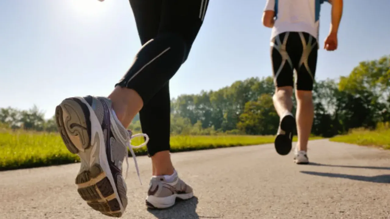 Walking Mistakes: నడిచేటప్పుడు తరచుగా చేసే 5 తప్పులు ఇవే.. తప్పక తెలుసుకోండి!