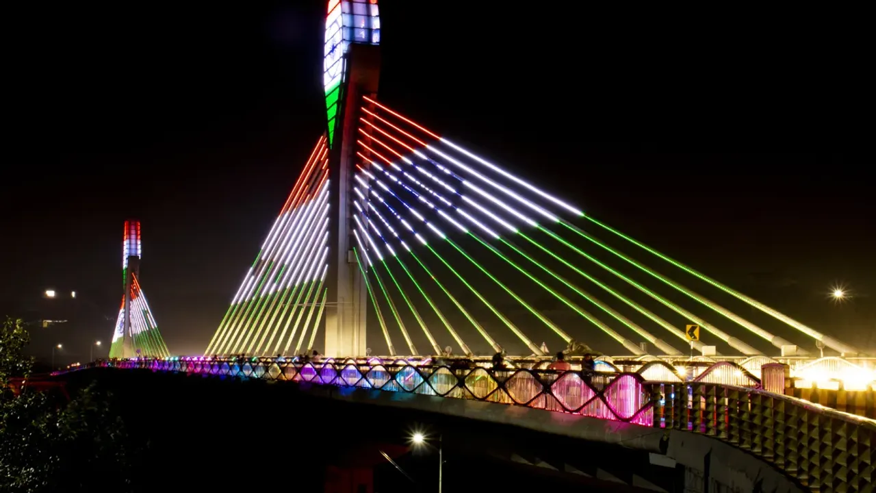 Hyderabad : కేబుల్ బ్రిడ్జిపై సెల్ఫీలు తీసుకుంటే భారీ జరిమానా..