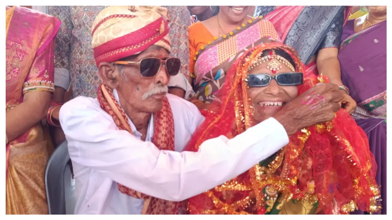 Viral Video : 80 ఏళ్ల వయస్సులో పెళ్లి చేసుకున్న వృద్ధులు.. తెలంగాణాలో వింత పెళ్లి, వీడియో వైరల్ !