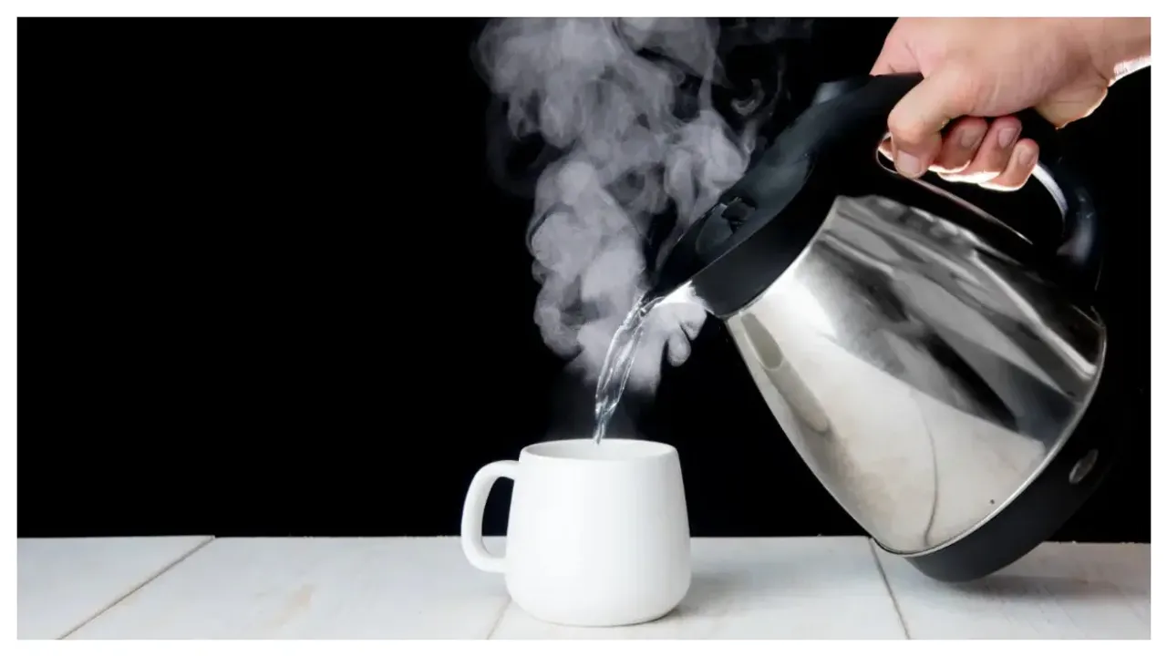 Hot Water: వేసవిలో గోరువెచ్చని నీరు తాగడం మంచిదా? కాదా?