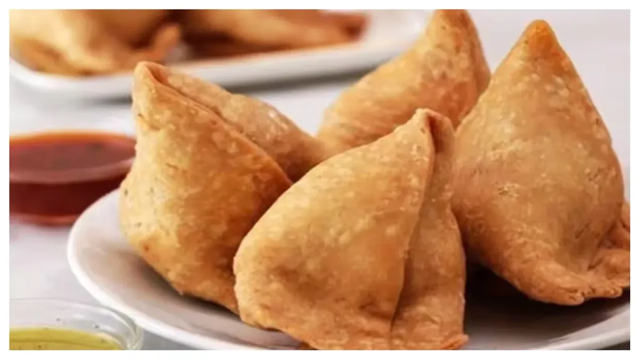 Samosa: క్యాంటిన్‌లోని సమోసాల్లో కండోమ్‌లు, గుట్కా, రాళ్లు..