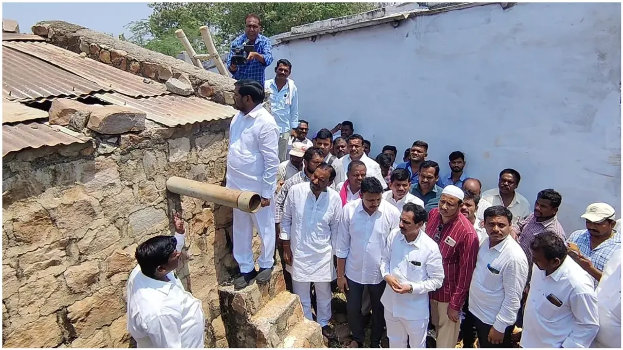 BRS : కోతులు చనిపోయిన వాటర్ ట్యాంక్ ను పరిశీలించిన బీఆర్ఎస్ నేతలు