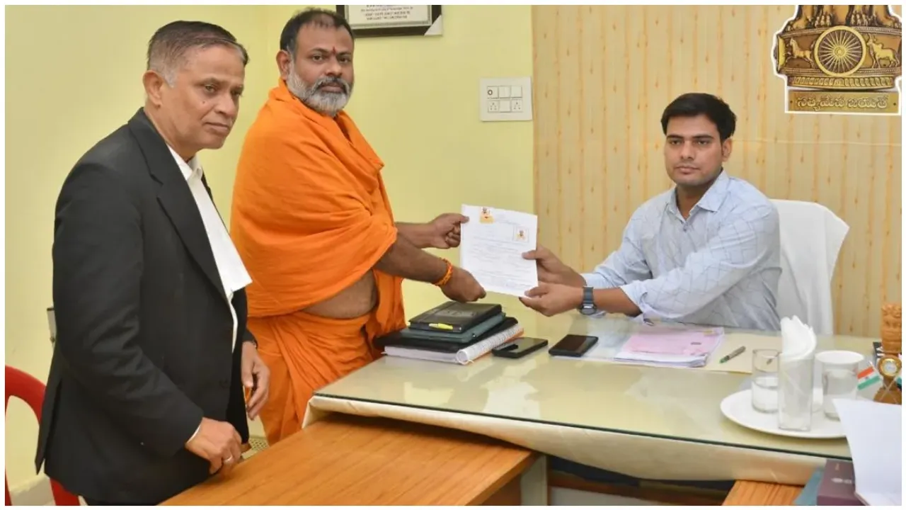 కూటమికి షాక్.. ఇండిపెండెంట్ అభ్యర్థిగా పరిపూర్ణానంద
