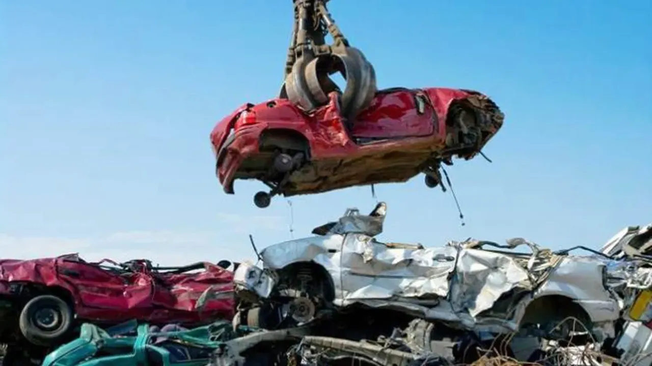 Scrap Vehicles: పనికిరాని పాతకారు ఇచ్చేయండి.. 50 వేలు పట్టేయండి!!