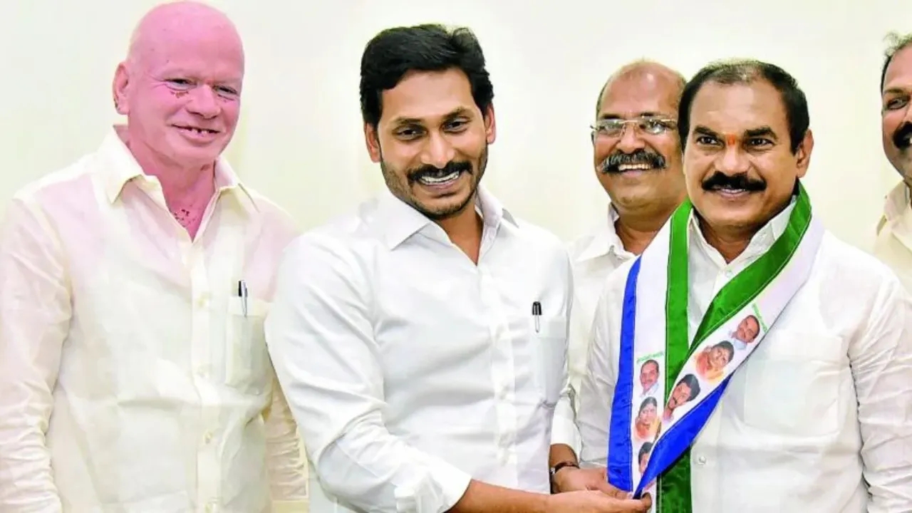 YCP MLC Thota Trimurthulu: వైసీపీ ఎమ్మెల్సీ తోట త్రిమూర్తులుకు షాక్