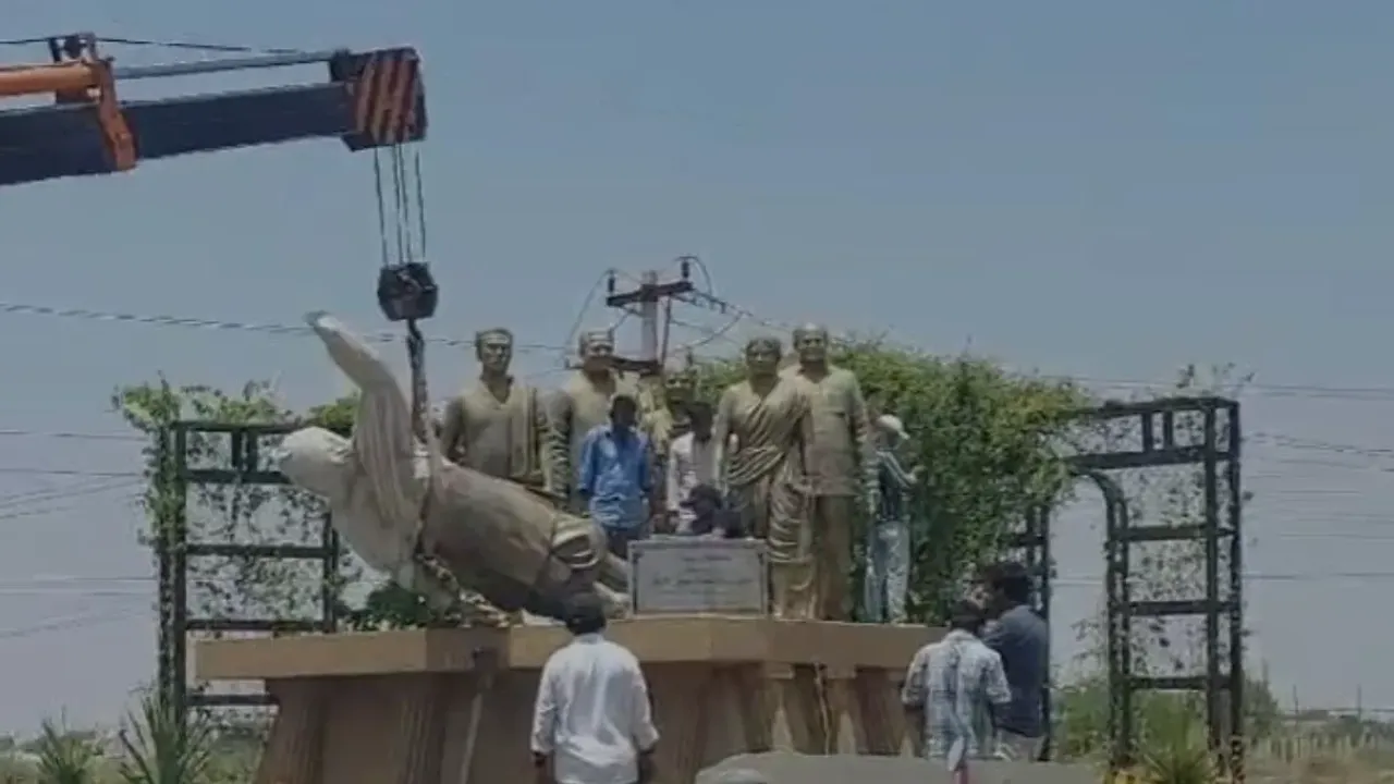 YS Rajasekhara Reddy: నెలకొరిగిన వైఎస్ రాజశేఖర్ రెడ్డి విగ్రహం..  కాంట్రాక్టర్ల నిర్లక్ష్యమా.. లేదంటే..!