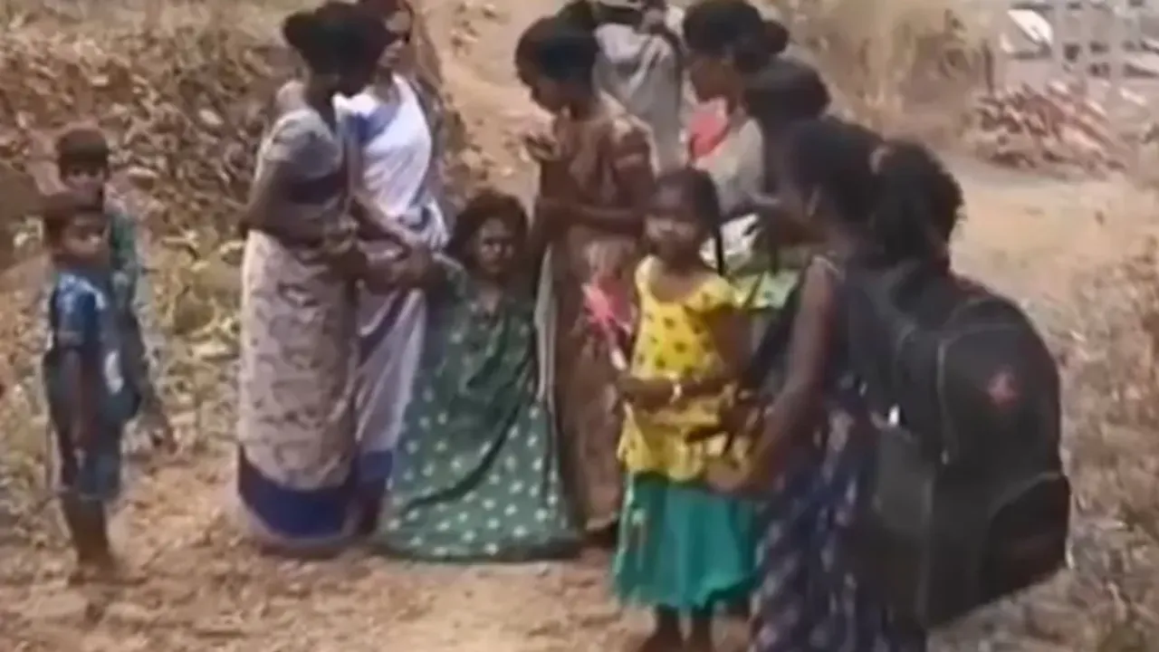 AP : రోడ్డు లేని కారణంగా దగ్గరకు రాని అంబులెన్స్‌.. మార్గమధ్యలోనే గర్భిణీ ప్రసవం!