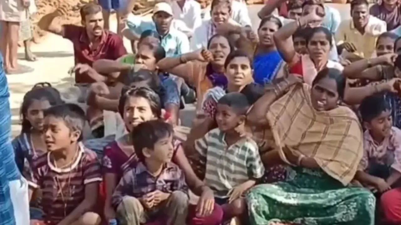 AP: మా గ్రామాలకు దారేది.. రోడ్డెక్కిన పసిపిల్లలు, పెద్దలు
