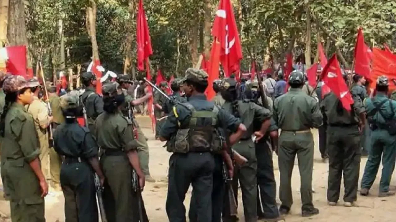 Maoist: పోలీసు వాహనంపై మావోయిస్టుల బాంబు దాడి..