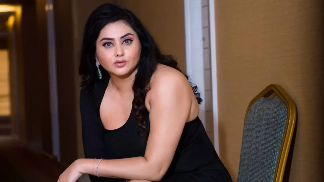 Namitha: స్టార్ హీరోపై హీరోయిన్‌ పోటీ.. నమిత సంచలన వ్యాఖ్యలు..!