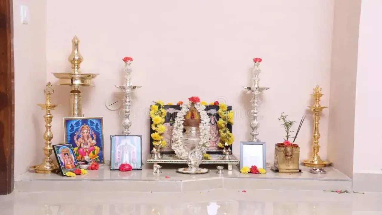 Vastu Tips : మీ పూజగదిలో ఈ 5 వస్తువులు ఉంటే దరిద్రం.. వెంటనే తీసేయండి.!