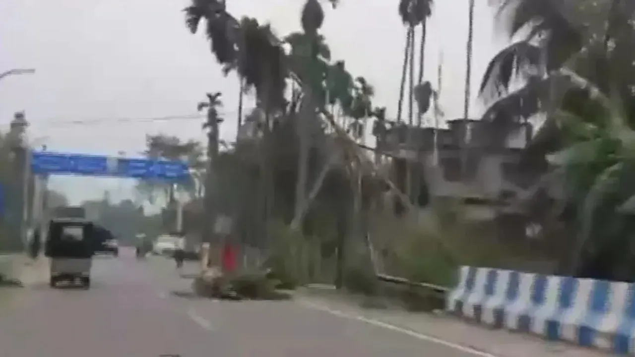 West Bengal : విధ్వంసం సృష్టిస్తున్న తుపాను.. నలుగురి మృతి.. 100 మందికి గాయాలు!