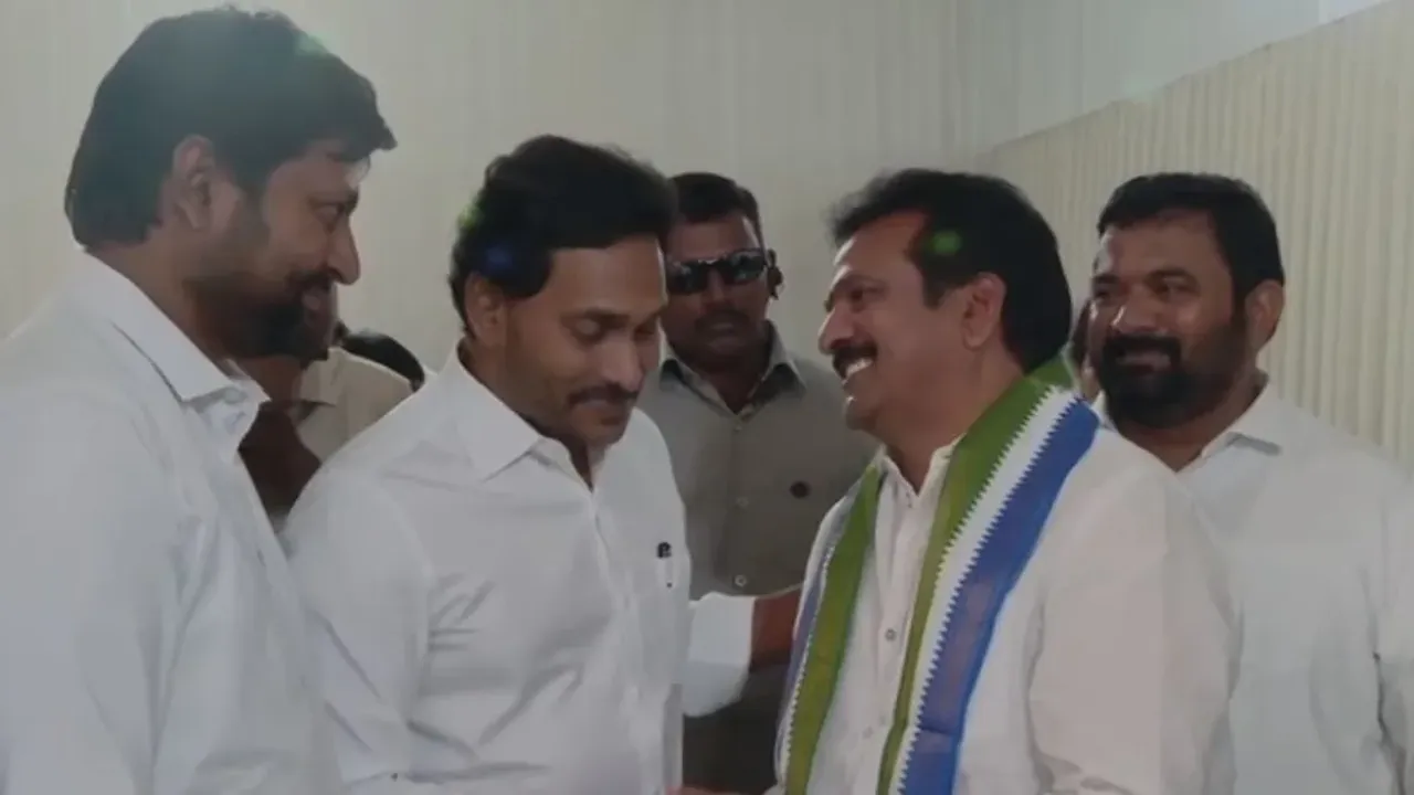 AP: టీడీపీకి షాక్.. వైసీపీలో చేరిన కీలక నేతలు