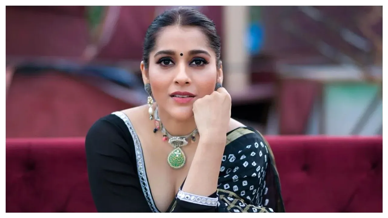 Rashmi Gautam : రష్మీని చెప్పుతో కొట్టాలన్న నెటిజన్.. అదిరిపోయే రిప్లై ఇచ్చిన యాంకర్, అసలేం జరిగిందంటే?