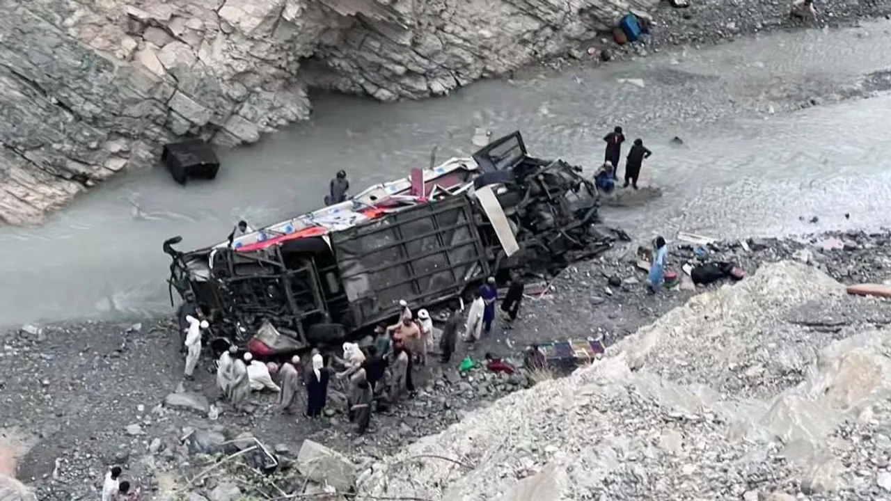 Accident: లోయలో పడ్డ బస్సు.. 28 మంది మృతి