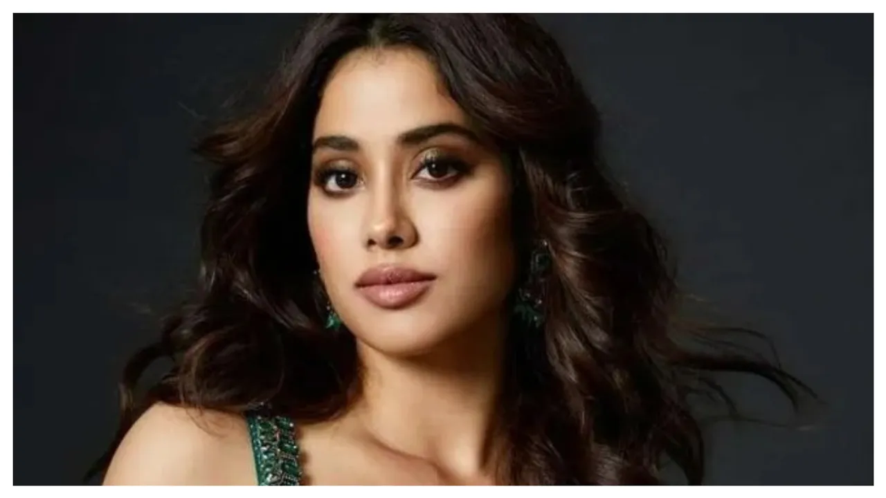ఎంబ్రాయిడరీ బ్లౌజుల్లో అదరగొడుతున్న  జాన్వీ కపూర్..