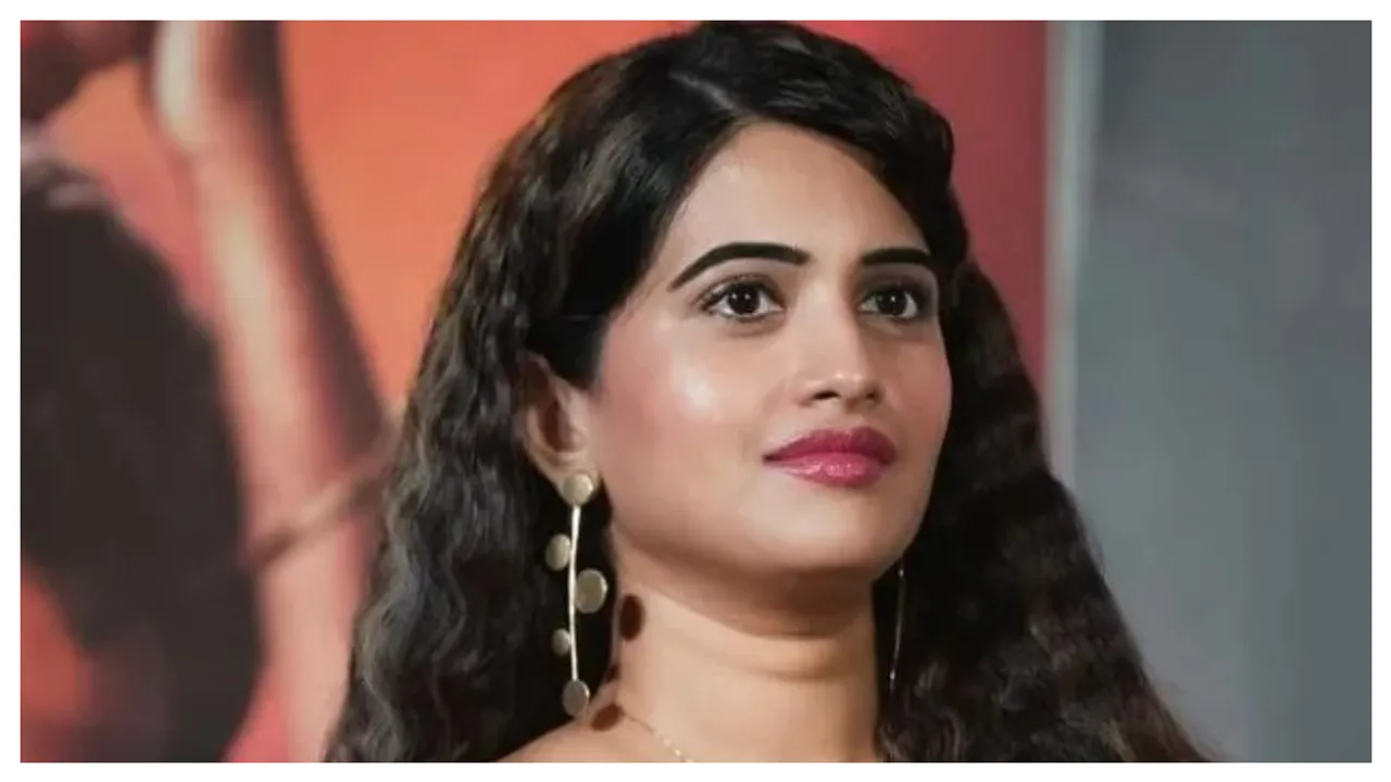 Glamour Show : గ్లామర్ షో తో పిచ్చెక్కిస్తున్న తెలుగమ్మాయి..