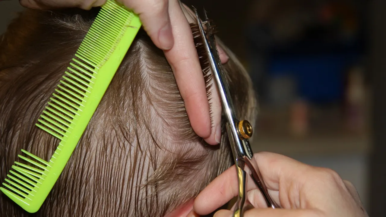 Hair Cutting: అయ్యో..బాలుని ప్రాణాలు తీసిన హెయిర్ కటింగ్.. ఏం జరిగిందంటే..