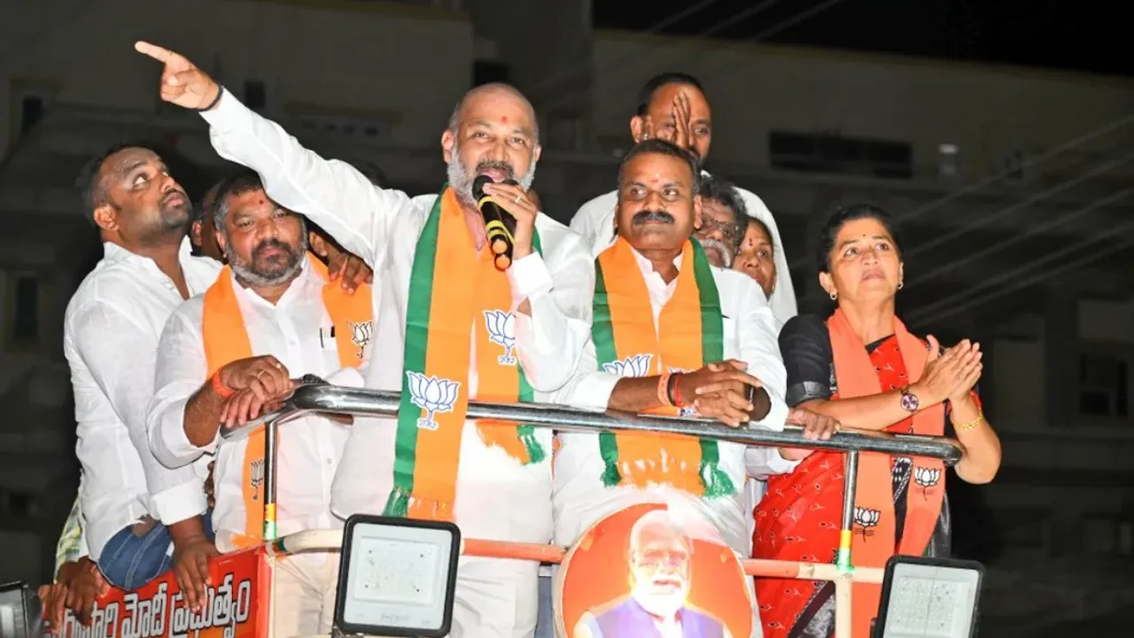 BJP MP Bandi Sanjay: ఆరు గ్యారెంటీలతో మోసగించిన దొంగల బ్యాచ్‌ కాంగ్రెస్‌.. బండి సంజయ్‌ చురకలు