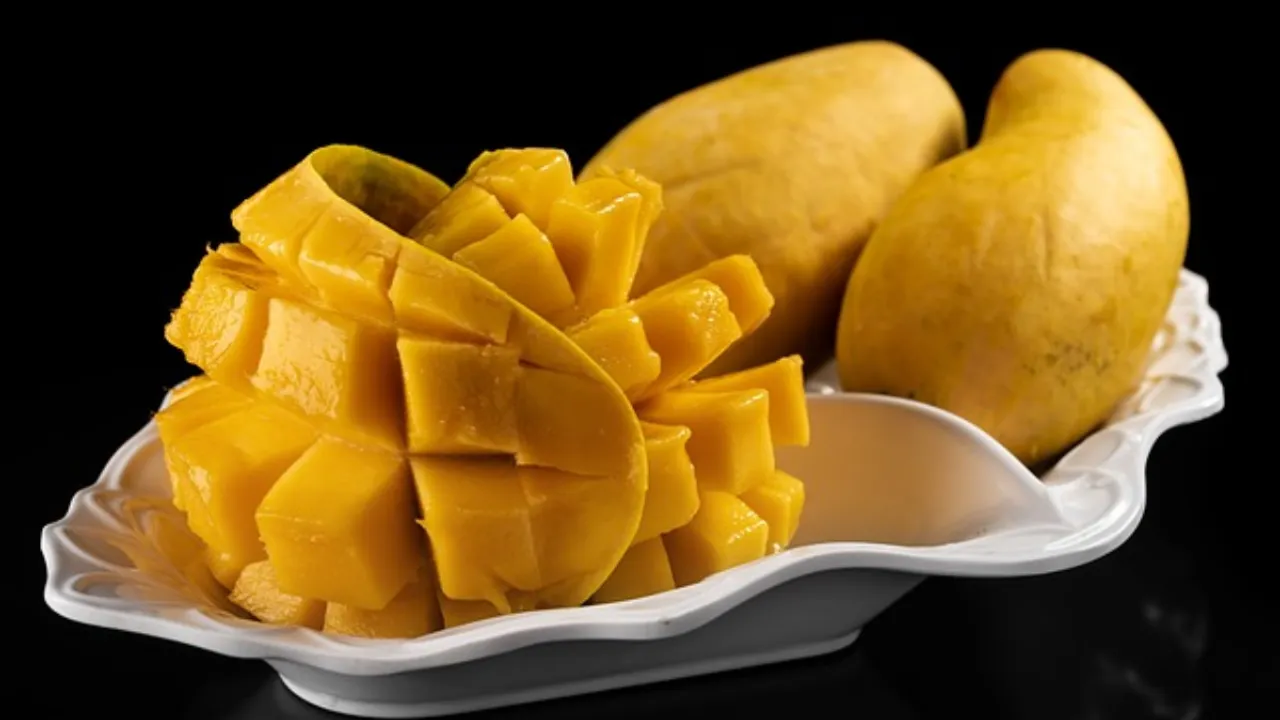 Mangoes Tips: మామిడి పండు తినే ముందు ఇలా చేయండి.. లేకుంటే చాలా ప్రమాదం !
