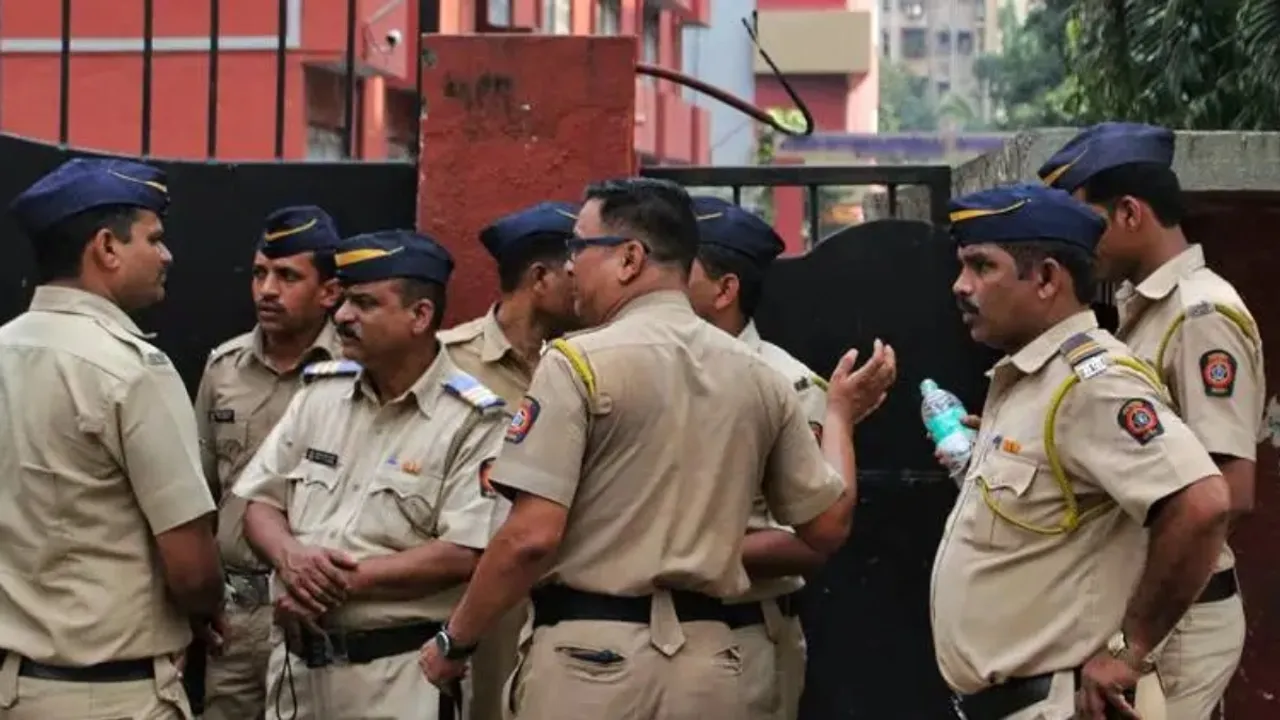 Mumbai In High Alert: బాంబ్ పేలుతుందంటూ బెదిరింపు కాల్.. హైలర్ట్ లో ముంబై
