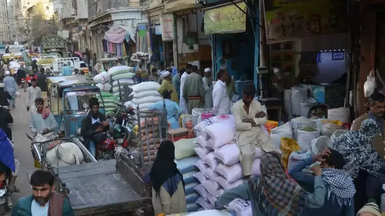 Pakistan: పాకిస్థాన్‌లో ఆర్థిక సంక్షోభం.. ఆకాశాన్ని తాకిన ధరలు