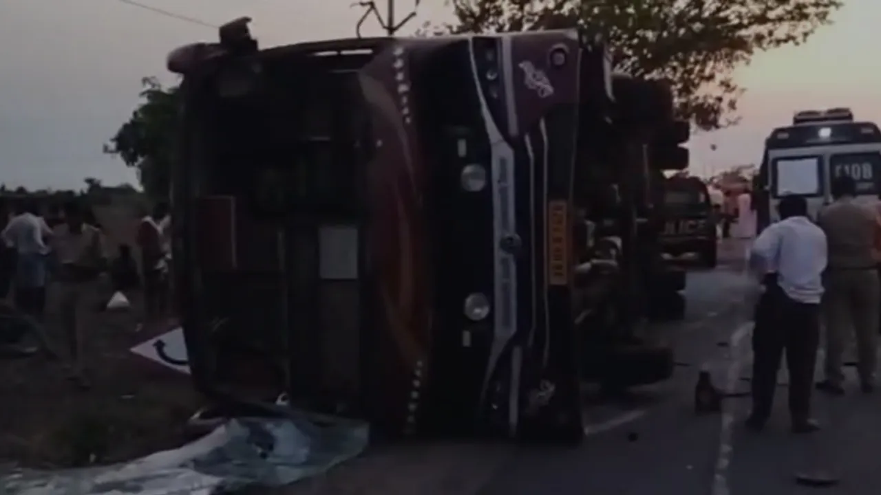 Accident : కర్నూలు జిల్లాలో రోడ్డు ప్రమాదం..బోల్తాపడ్డ ప్రైవేట్‌ ట్రావెల్స్ బస్సు!