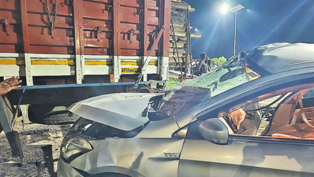 Kakinada : కారు ప్రైవేట్‌ ట్రావెల్స్‌ బస్సు ఢీ.. విశ్రాంత జడ్జి మృతి!