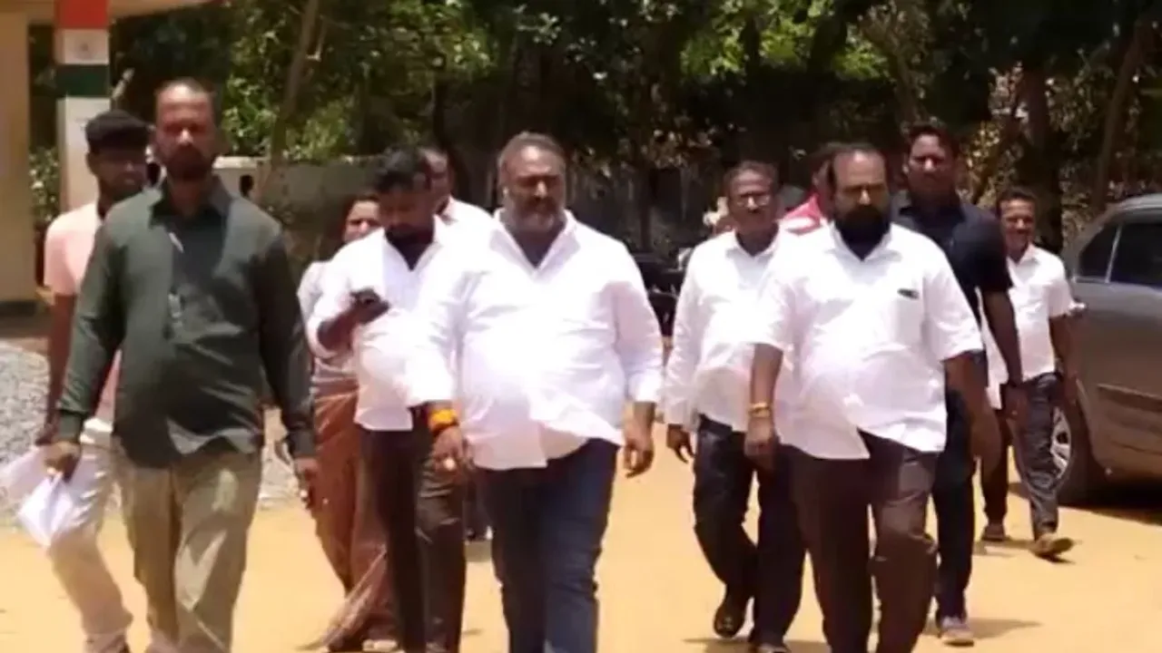 Janasena: పోస్టల్ బ్యాలెట్ కేంద్రాన్ని సందర్శించిన జనసేన అభ్యర్థి..!