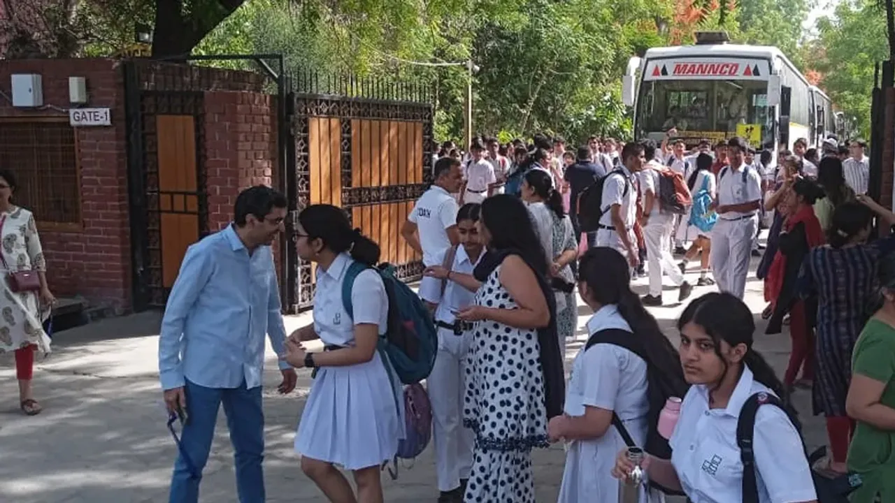 Bomb Threat:100 స్కూళ్లకి పైగా బాంబు బెదిరింపులు.. రష్యా నుంచి మెయిల్స్