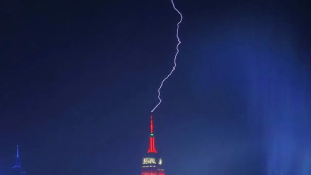 Empire State Buidling: వామ్మో ఆ బిల్డింగ్‌ ల మీద పిడుగులు ఎలా పడ్డాయో చూశారా!